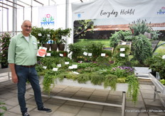 Rudiger Walz of Hishtil standing in front of the Growflow concept and presenting the Janana peppers. A concept with all kind of peppers.